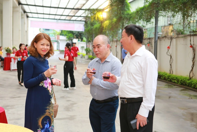 avia khoác áo mới